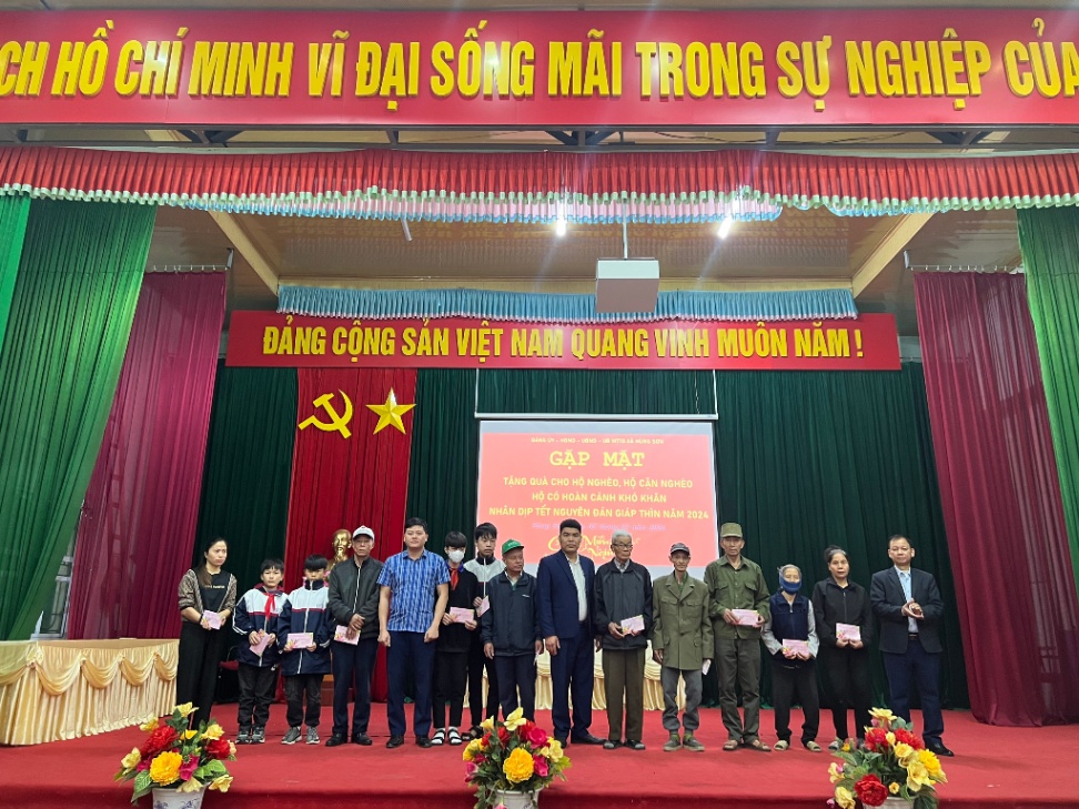 Ngày 02/02/2024. Đảng ủy, UBND xã, UB MTTQ xã Hùng Sơn tổ chức tặng quà tết cho hộ nghèo, hộ cận...